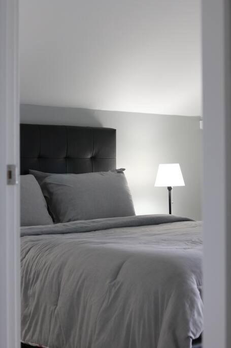 Unique Modern Luxury 2 Bedroom Apartment Rental Chapleau Exterior foto